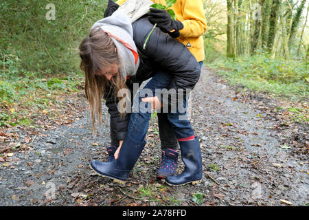 Famiglia bambini passeggiate in campagna a metà termine rottura in autunno in Carmarthenshire Wales UK KATHY DEWITT Foto Stock