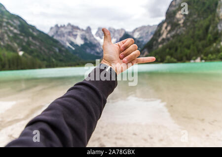 Dolomiti, Italia - Luglio,2019: maestose montagne, vista del Lago di Landro Lago di Landro Cristallo gruppo Dolomiti, Italia Foto Stock