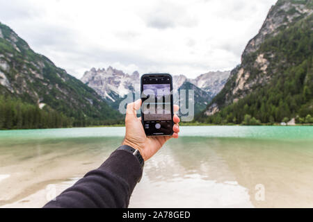 Dolomiti, Italia - Luglio,2019: maestose montagne, vista del Lago di Landro Lago di Landro Cristallo gruppo Dolomiti, Italia Foto Stock