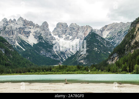 Dolomiti, Italia - Luglio,2019: maestose montagne, vista del Lago di Landro Lago di Landro Cristallo gruppo Dolomiti, Italia Foto Stock