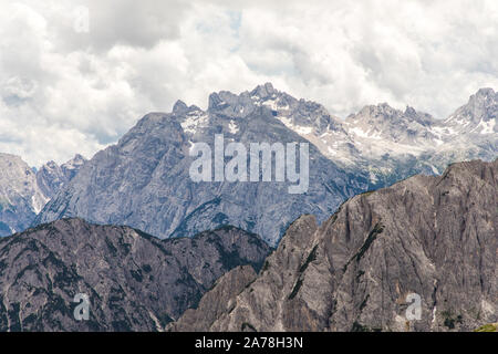 Dolomiti, Italia - Luglio 2019: grande vista della Cima Cadini di Misurina gamma nel Parco Nazionale di Tre Cime di Lavaredo. Dolomiti Alto Adige Südtirol. Ubicazione Foto Stock