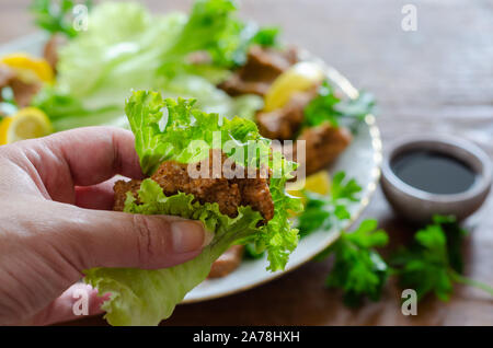 La donna è mangiare cig kofte. Cig kofte è cibo turco tradizionale. Foto Stock