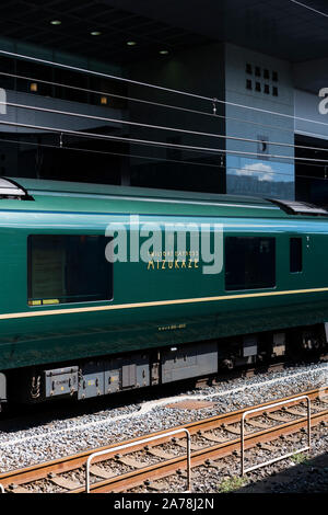 Kyoto / Giappone: Settembre 2019: Il Crepuscolo Mizukaze Express a Kyoto in stazione ferroviaria principale. Un design traversina treno che è anche un hotel per un superi Foto Stock