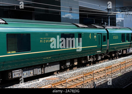 Kyoto / Giappone: Settembre 2019: Il Crepuscolo Mizukaze Express a Kyoto in stazione ferroviaria principale. Un design traversina treno che è anche un hotel per un superi Foto Stock