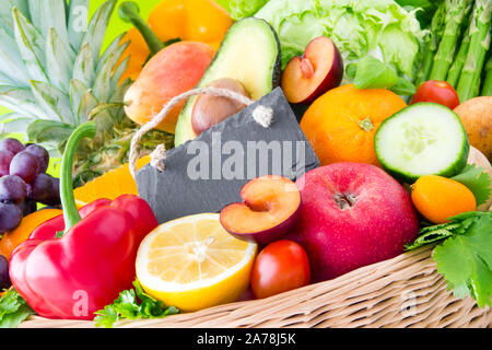 Frutta e verdura in un cestello con etichetta Foto Stock