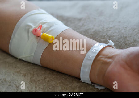 In prossimità di una mano di pazienti con una IV Foto Stock