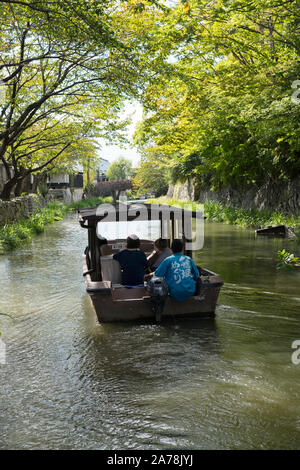 Omihachiman - prefettura di Shiga / Giappone: Settembre 2019: una barca con i turisti sul fiume nella città di Omihachiman. Foto Stock