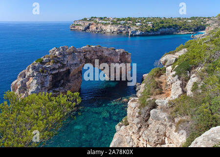Es Pontas, arco naturale presso la costa rocciosa, Cala Santanyi, Maiorca, Baleari, Spagna Foto Stock