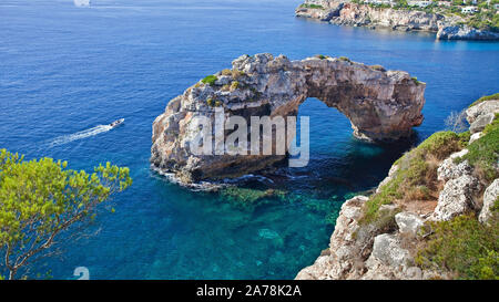 Es Pontas, arco naturale presso la costa rocciosa, Cala Santanyi, Maiorca, Baleari, Spagna Foto Stock