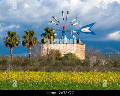 Il mulino a vento, sollevamento di acqua mulino a Sant Jordi, Maiorca, isole Baleari, Spagna Foto Stock