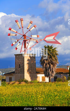 Il mulino a vento, sollevamento di acqua mulino a Sant Jordi, Maiorca, isole Baleari, Spagna Foto Stock