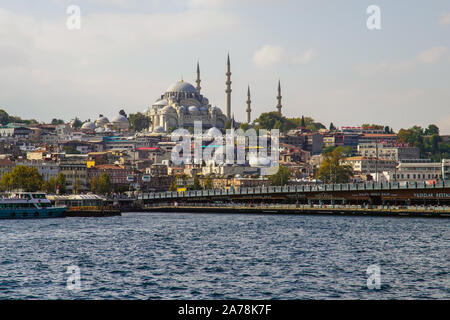 Waterfront a Eminonu con la Rustem Pasha moschea sullo skyline, Istanbul Foto Stock