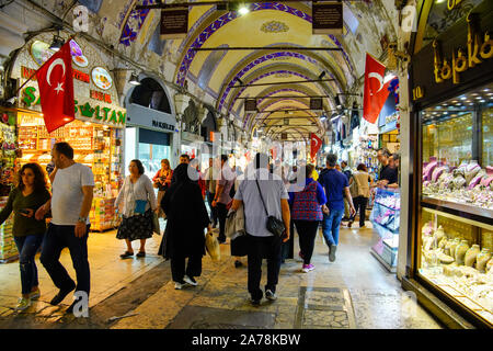 All'interno del mesmeric Grand Bazaar, Istanbul, Turchia. Foto Stock