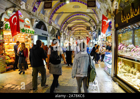 All'interno del mesmeric Grand Bazaar, Istanbul, Turchia. Foto Stock