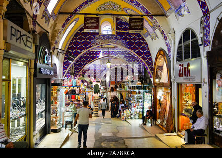 All'interno del mesmeric Grand Bazaar, Istanbul, Turchia. Foto Stock