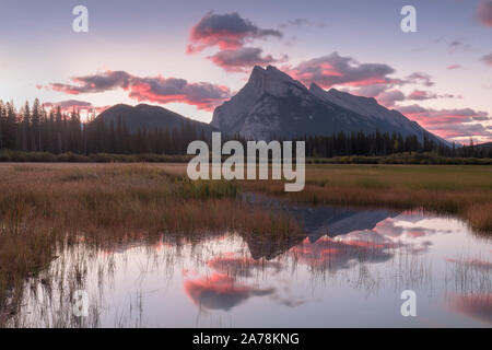 Le spettacolari vedute delle montagne, dei laghi e dei sentieri delle Montagne Rocciose Canadesi nel Banff National Park ad Alberta, Canada, attirano escursionisti in tutto il mondo Foto Stock