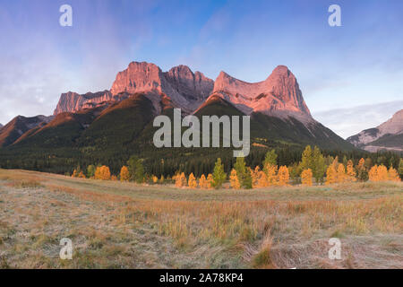 Le spettacolari vedute delle montagne, dei laghi e dei sentieri delle Montagne Rocciose Canadesi nel Banff National Park ad Alberta, Canada, attirano escursionisti in tutto il mondo Foto Stock