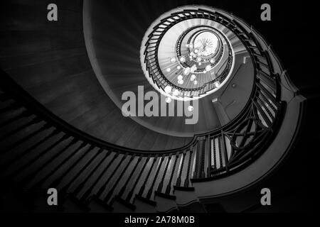 La scala a spirale a guarire's Department Store in London, England Regno Unito Foto Stock