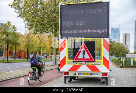 Rotterdam, Paesi Bassi. Ottobre 14, 2019. Lavori stradali Segnaletica di avvertimento, il led della scheda delle spie di pericolo e di esclamazione segno di traffico su un rimorchio nella città cen Foto Stock