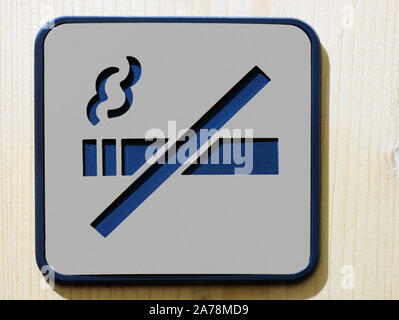 No Smoking grigio segno quadrato su sfondo di legno Foto Stock