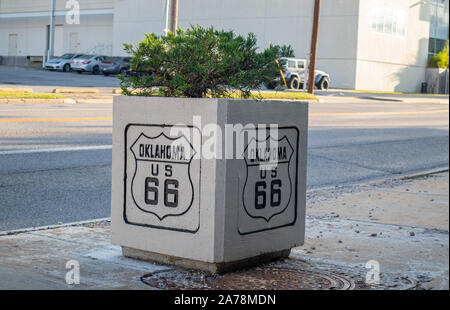 Tulsa, Oklahoma, Stati Uniti d'America. Maggio 13, 2019. Quadrato di cemento vaso di fiori con il segno della storica Route 66 su di esso. Un informazione per i piloti circa la falena Foto Stock