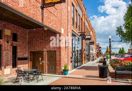 Tulsa, Oklahoma, Stati Uniti d'America. Maggio 13, 2019. Quartiere con i negozi tradizionali. Pareti in mattoni negozi con ingresso sul marciapiede di attesa per i clienti di Sun Foto Stock