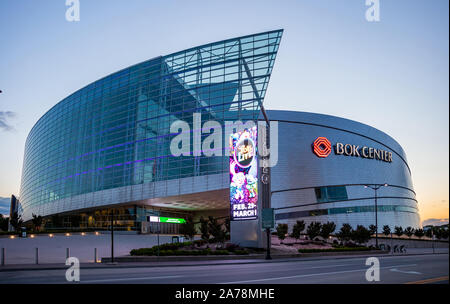 Tulsa, Oklahoma, Stati Uniti d'America. Maggio 13, 2019. Banca di Oklahoma (Bok) Centro. Un moderno edificio in acciaio inox e vetro. Foto Stock