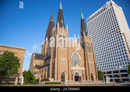 Tulsa, Oklahoma, Stati Uniti d'America. Maggio 13, 2019. Sacra Famiglia Cattedrale è una chiesa cattolica a Tulsa. Un punto di riferimento per la religione cristiana, capo della Cattolica Romana Foto Stock