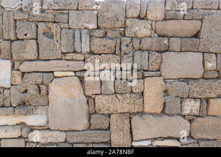 Parete in muratura di shell pietre di roccia. Israele Foto Stock