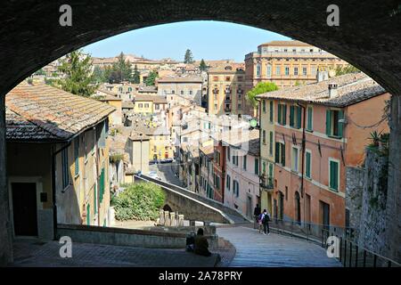 Perugia è una vivace cittadina medievale in Umbria, Italia. Non vi è più università, vecchie pareti, scale e un acquedotto dove si può andare a piedi a. Foto Stock