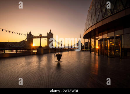 Estate sunrise a più luogo di Londra dal Riverside sulla Southbank, Londra Inghilterra REGNO UNITO Foto Stock
