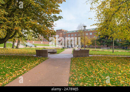 Spazi verdi aperti nel mezzo dell'Università di Birmingham campus, Edgbaston, Birmingham, Regno Unito Foto Stock