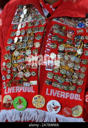 Anfield, Liverpool, Merseyside, Regno Unito. 30 ott 2019. English Football League Cup, Carabao Cup, Liverpool contro l'Arsenal; un tifosi del Liverpool sciarpa e badge collection - rigorosamente solo uso editoriale. Nessun uso non autorizzato di audio, video, dati, calendari, club/campionato loghi o 'live' servizi. Online in corrispondenza uso limitato a 120 immagini, nessun video emulazione. Nessun uso in scommesse, giochi o un singolo giocatore/club/league pubblicazioni Credito: Azione Sport Plus/Alamy Live News Foto Stock