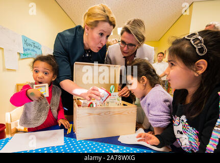 Mainz, Germania. 31 ott 2019. Franziska Giffey (l, SPD), Ministro federale degli affari di famiglia e Stefanie Hubig (SPD), Ministro dell'istruzione della Renania Palatinato, presente i bambini del Goetheplatz asilo nido con un regalo. Il Ministro federale per gli Affari Familiari e rappresentanti della Renania Palatinato membro di governo hanno firmato il contratto per il "buon giorno Care diritto'. I fondi possono fluire solo quando un tale contratto individuale è stato concluso con ciascuno Stato federale. Renania Palatinato è il quattordicesimo Stato federale. Credito: Andreas Arnold/dpa/Alamy Live News Foto Stock