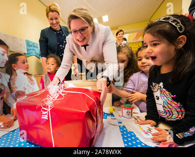 Mainz, Germania. 31 ott 2019. Franziska Giffey (l, SPD), Ministro federale degli affari di famiglia e Stefanie Hubig (SPD), Ministro dell'istruzione della Renania Palatinato, presente i bambini del Goetheplatz asilo nido con un regalo. Il Ministro federale per gli Affari Familiari e rappresentanti della Renania Palatinato membro di governo hanno firmato il contratto per il "buon giorno Care diritto'. I fondi possono fluire solo quando un tale contratto individuale è stato concluso con ciascuno Stato federale. Renania Palatinato è il quattordicesimo Stato federale. Credito: Andreas Arnold/dpa/Alamy Live News Foto Stock