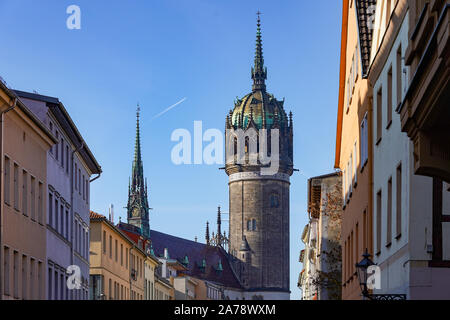 Lutherstadt Wittenberg, Germania. 31 ott 2019. Chiesa del castello a Wittenberg. Il giorno della Riforma, i cristiani commemorano la pubblicazione di Martin Lutero di 95 tesi 1517 in Wittenberg con chiesa i servizi e gli eventi. Credito: Pietro Endig/dpa-Zentralbild/dpa/Alamy Live News Foto Stock