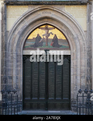 Lutherstadt Wittenberg, Germania. 31 ott 2019. Le tesi porta della chiesa del castello di Wittenberg. Il giorno della Riforma, i cristiani commemorano la pubblicazione di Martin Lutero di 95 tesi 1517 in Wittenberg con chiesa i servizi e gli eventi. Credito: Pietro Endig/dpa-Zentralbild/dpa/Alamy Live News Foto Stock