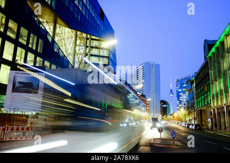 Berlino, Germania. 30 ott 2019. Il nuovo Axel-Springer edificio (l) è situato nel vecchio quartiere di giornale della capitale il Axel-Springer-Strasse. Il design per l'ufficio moderno edificio, in cui il lavoro è per iniziare nella primavera del 2020, è stato creato dall'architetto olandese Rem Koolhaas di 'Office for Metropolitan Architecture". Credito: Stefan Jaitner/dpa/Alamy Live News Foto Stock