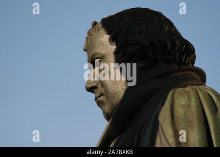 Lutherstadt Wittenberg, Germania. 31 ott 2019. Un'ombra giace sul monumento di Lutero sulla piazza del mercato. Il giorno della Riforma, i cristiani commemorano la pubblicazione di Martin Lutero di 95 tesi 1517 in Wittenberg con chiesa i servizi e gli eventi. Credito: Pietro Endig/dpa-Zentralbild/dpa/Alamy Live News Foto Stock