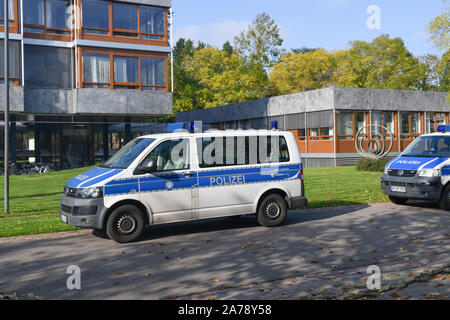 Karlsruhe, Germania - Ottobre 2019: Polizia parcheggio auto di fronte la Corte costituzionale federale della Germania Foto Stock