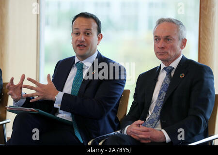 Taoiseach Leo Varadkar (sinistra) e il ministro per gli interventi a favore del clima & Ambiente Richard Bruton al lancio della prima relazione sullo stato di avanzamento del piano d'azione sul clima 2019 nel Giardino Botanico di Dublino. Foto Stock