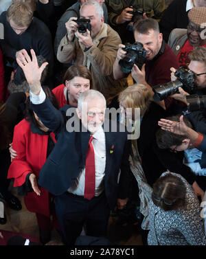 Leader laburista Jeremy Corbyn dà dei calci fuori del partito laburista della campagna elettorale a Battersea Arts Centre di Londra. Foto Stock