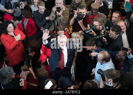 Leader laburista Jeremy Corbyn (centro) dà dei calci fuori del partito laburista della campagna elettorale a Battersea Arts Centre di Londra. Foto Stock