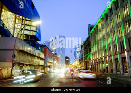 Berlino, Germania. 30 ott 2019. Il nuovo Axel-Springer edificio (l) è situato nel vecchio quartiere di giornale della capitale il Axel-Springer-Strasse. Il design per l'ufficio moderno edificio, in cui il lavoro è per iniziare nella primavera del 2020, è stato creato dall'architetto olandese Rem Koolhaas di 'Office for Metropolitan Architecture". Credito: Stefan Jaitner/dpa/Alamy Live News Foto Stock