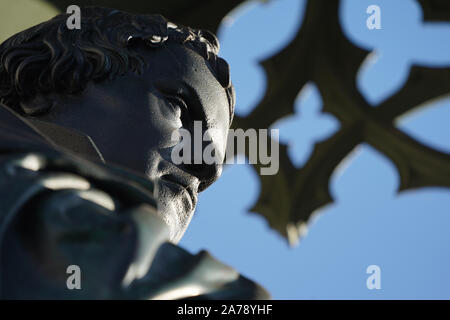 Lutherstadt Wittenberg, Germania. 31 ott 2019. Il Luther monumento sulla piazza del mercato. Il giorno della Riforma, i cristiani commemorano la pubblicazione di Martin Lutero di 95 tesi 1517 in Wittenberg con chiesa i servizi e gli eventi. Credito: Pietro Endig/dpa-Zentralbild/dpa/Alamy Live News Foto Stock