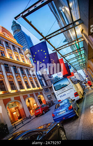 Strada che conduce fino a Rynek a Wroclaw in Polonia Foto Stock