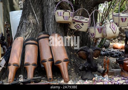 Btswanan tradizionale arte tribale craft per la vendita in un mercato di strada Afrca Botswana Foto Stock