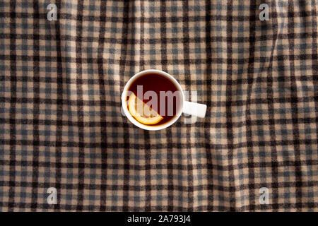 Composizione d'autunno. Tazza di tè, plaid. Lay piatto. Foto Stock
