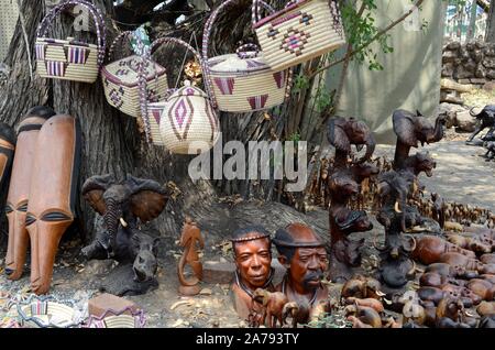 Btswanan tradizionale arte tribale craft per la vendita in un mercato di strada Afrca Botswana Foto Stock