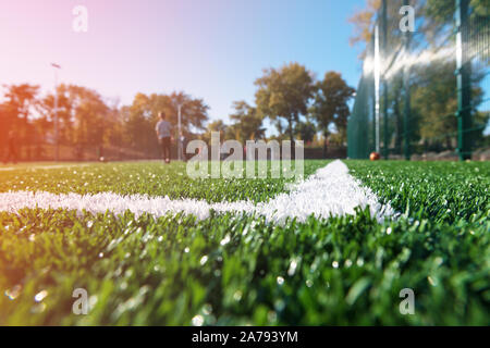 Campo sportivo con tappeto erboso artificiale per giocare a calcio o di  futsal Foto stock - Alamy